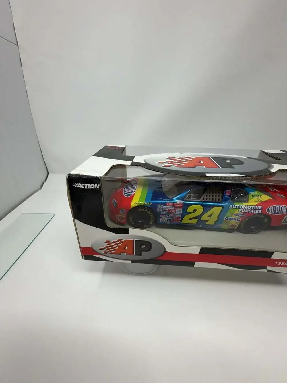 Action Performance 1999 Jeff Gordon #24 DuPont NASCAR 1:24 Scale Diecast Stock C